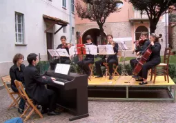 L'ensemble L'Estro Armonico, ieri nella piazzetta della Bianca