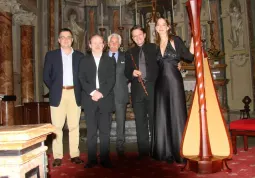 L'assessore Marco Gallo, Antonello Lerda e Dante Degiovanni dell'associazione Amici della Musica di Busca, insieme a Giuseppe Nova e Gwyneth Wentink,nella chiesa della Rossa 