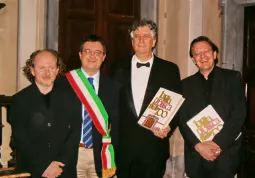 Antonello Lerda, Marco Gallo, Larry Edward Vote, rettore del St. Mary's College ofMaryland e il fluatista Giuseppre Nova, uno dei direttori dell'Italy-Usa Alba Music Festival: hanno appena ricevuto dalle mani dell'assessore alla Cultura, che ieri sera rappresentava anche il Sindaco, il libro di Francesco Fino La vita a Busca nel '700