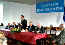 Il sindaco Luca Gosso apre il convegno. Al tavolo dei relatori il giornalista Nanni Giamaria, il presidente della ComunitÃ  montana Varaita, Silvano Dovetta, il presidente del Bim Varaita, Pietro Ruffa,Livio Berardo, l'esperto Salvatore Selleri