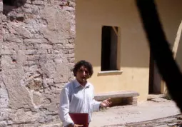 L'assessore Vigna di fronte alla parte di muro medievale conservata nel cortile