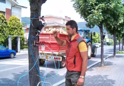 Il tecnico sta impostando gli strumenti che iniettano nel tronco i fitofarmaci