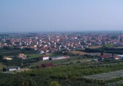 Una veduta della cittÃ  dal parco del Castello del Roccolo