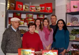 Tre generazioni della famiglia Fagiolo: da sinistra, nonno Pierino e nonna Margherita, le nipoti Betarice ed Alessandra, il genero Carlo Abello e la figlia Bruna