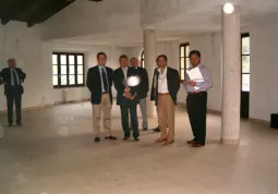 Il gruppo visita la sala riunioni di Casa Francotto