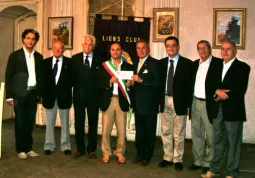 Il momento della consegna dell'assegno da 10 mila euro da parte del presidente Del Lions Club Busca e valli, Diego Lerda, al sindaco di Busca, Luca Gosso