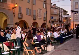 Il pubblico in attesa dell'inizio del concerto: Ã¨ stato attento e partecipe, hanno detto i due artisti 