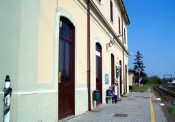 La stazione di Busca: soltanto al mattino Ã¨ custodita dal personale di Trentalia