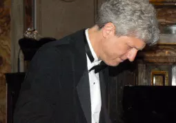 Brian Ganz al pianoforte nella chiesa della Rossa ieri sera