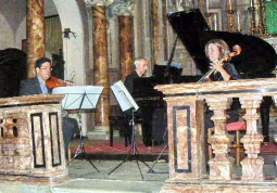 Josè Cueto, violino, Suzanne Orbanm, violoncello, e Simone Sarno, pianoforte.