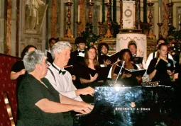 Brian Ganz e Beverly Babcockaccompagnano a quattro mani il coro St. Mary's Chamber Singers, diretto da Larry Vote 