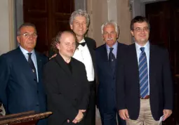 Brian Ganz, al centro, con l'assessore Marco Gallo, e Antonello Lerda, Dante Degiovanni e Diego Lerda degli Amici della Musica, dopo il concerto dello scorso anno a Busca