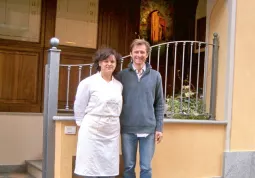 Susi GollÃ©, con il marito Paolo Giolitti, di fronte al nuovo ristorante