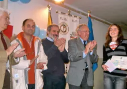 Miriam con, da sinistra, Giovanni Fresia, vice-presidente provinciale Coni, il sindaco, Luca Gosso, il dirigente scolastico, Alberto Perassi eArmando Albanese, presidente del Club Panathlon di Cuneo