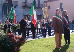 La banda musicale di Castelletto suona l'Inno di Mameli, i sindaci di Busca e Costigliole Saluzzo rendono omaggioai Caduti presso il monumento in piazza Regina Margherita