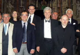 I cocertisti insieme con Giuseppe Nova, direttore del Festival, l'assessore comunale alla Cultura, Marco Gallo e alcuni componenti dell'associazione Amici della musica