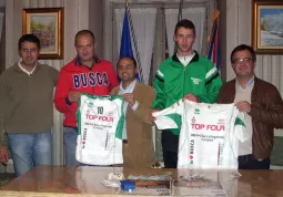 Sindaco, presidente e assessori presentano le nuove maglie con un rappresentante delìi giocatori