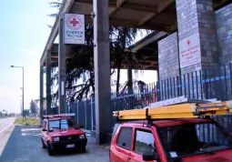 Le sede provvisoria della Cri e della Guardia medica, lungo la strada regionale 589 per Cuneo 