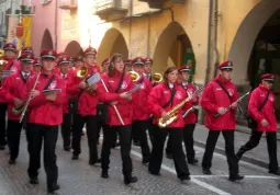 La sfilata per il centro cittadino con il gonfalone della Città decorato dalla Medaglia d'argento al merito civile