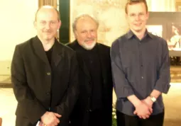 Antonello Lerda con il Maestro Jeff Silberschlag, direttore dell'orchestra di oltre 40  elementi, e il giovanissimo, bravissimo, pianista scozzese  che hanno eseguito ieri sera  la prima di Sette per otto rap