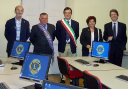 Il presidente del Lions, Senese, l'assessore provinciale, Rosso, l'assesore comunale, Gallo, la presidente dell'Istituzione culturale, Lina Giammusso, il direttore dell'Istituto musicale, Pier Luigi Barbero nella nuova aula multimediale