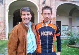 Lorenzo Alladio con Gianmichele Cismondi, vice-sindaco nonché zio del giovane campione di ciclismo amatoriale