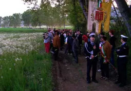 La lunga fila dei partecipanti alla marcia si snoda lungo via Vecchia per Costigliole