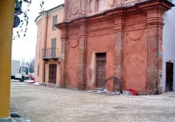 Porfido anche di fronte al Teatro civico