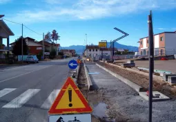 Il nuovo tratto di marciapede lungo la strada regionale