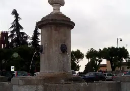 La fontana in piazza Fratelli Mariano