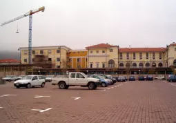 Il complesso visto da piazza Fratelli Mariano