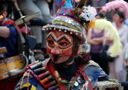 Il Teatro dei Due Mondi di Faenza ha presentato Fiesta: gli interpreti bardati di sgargianti costumi, scenografie e trucchi di grande effetto hanno conquistato prestigiosi premi a livello europeo 