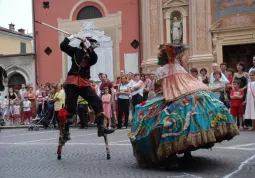 Il Teatro dei Due Mondi è una prestigiosa formazione che lavora nel teatro di strada, nel teatro ragazzi e nel teatro di parola