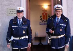 Michele Mattalia e Renato Chiapello, i due vigili urbani in pensione dallo scorso gennaio potranno essere sostituiti con agenti in arrivo da altri Comuni