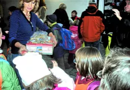 All'arrivo a scuola i bambini ricevono la mela, lavata e tagliata, offerta da Asprofrut, l'associazione dei produttori di frutta del Piemonte