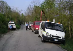 I mezzi della Protezione civile sostano lungo la zona dell'operazione