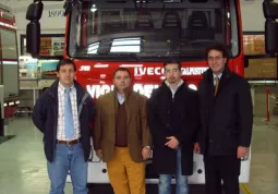 Il Super City TFL 30/20 nella concessionaria Iveco di Brescia: da sinistra, il responsabile commerciale Iveco, Eros Laffranchi, Giovanni Spada, Ivano Castelli e Giuseppe Delfino