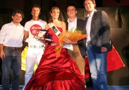 Miss Busca 2007, Stefania Verna; alla sua destra l'assessore Ivo Vigna e Samuele Maurino, alla sua sinistra gli assessori Marco Gallo e Giuseppe Delfino