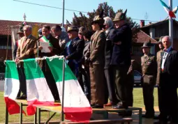 Il Sindaco parla ai convenuti  per l'inaugurazione del monumento agli Alpini