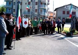 Un momento dell'inaugurazione del monumento agli Alpini