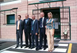 Il personale dello sportello di San Chiaffredo insieme con presidente e direttore generale della banca. Da sinistra Danilo Monge, Gianfranco Mondino, direttore generale, Stefano Tallone, direttore dello sportello, Beppe Ghisolfi e Monica Marella 