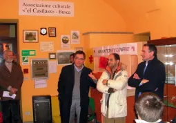 Il sindaco, Luca Gosso, e l'assessore Marco Gallo con Paolo Robasto dell'associazione 'L Castlass, durante l'inaugurazione della mostra