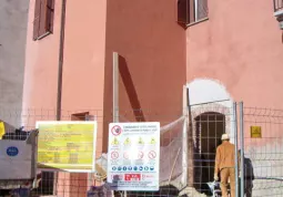 Cantiere aperto nel cortile del municipio