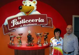 Nicoletta Topazi e Luca Bonelli della Dolciaria Orsobianco, con trofeo e coppe