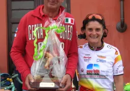 Nicoletta Topazi consegna il trofeo CittÃ  di Busca al rappresentante della Cervaschese 98/ Becchis Cicli