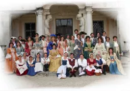 Scene in costume domenica pomeriggio nel parco e nel castello del Roccolo