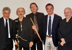 I musicisti, ospiti ieri sera a Busca, insieme con l'assessore alla Cultura, Marco Gallo, e con Antonello Lerda, presidente dell'associazione Amicidella Musica