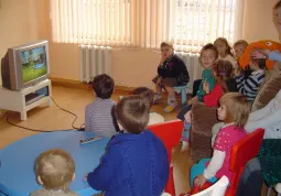 I bambini dell'ospedale di Rechiza in una sala giochi allestita da Smile