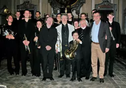 Il gruppo di Ottoni dopo il concerto di ieri sera nella chiesa della Rossa: al centro, con la giacca chiara, il direttore Joseph Burnam