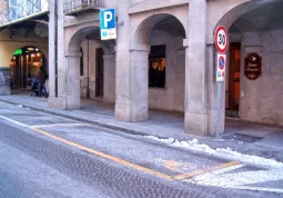 Uno dei posti riservati, in via Umberto I